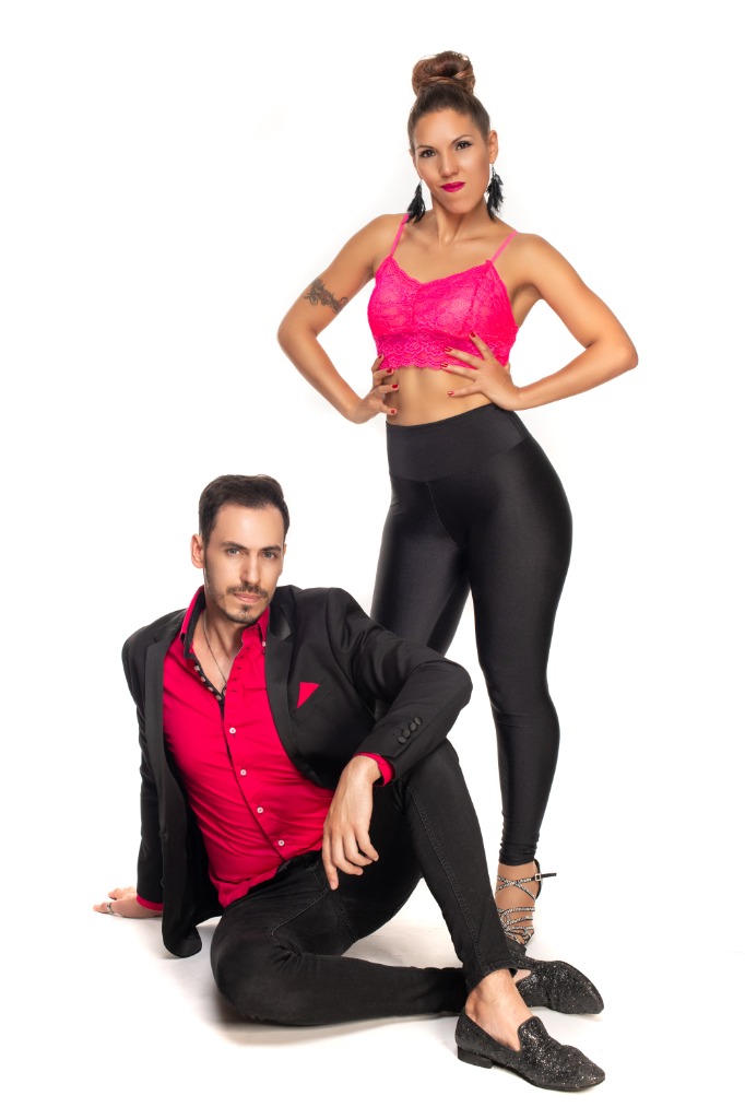 Jose y Diana posando con ropa de entrenamiento rosa y negra