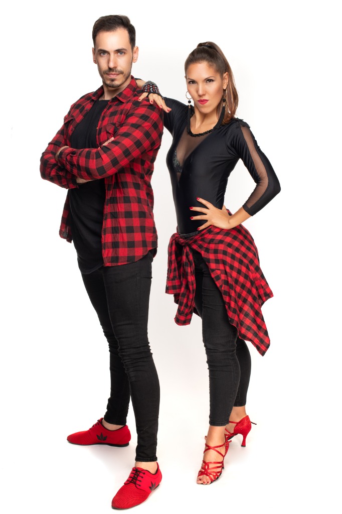 Jose y Diana posando con estilo urbano de camisas rojas a cuadros